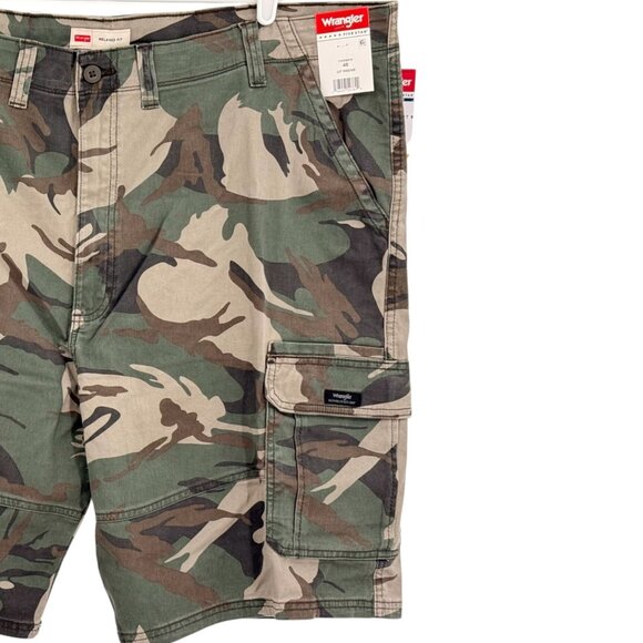 Wrangler Men's Relaxed Low Stretch Green Camo Cargo Shorts Sz 48 Inseam 10" NWT - Picture 3 of 11
